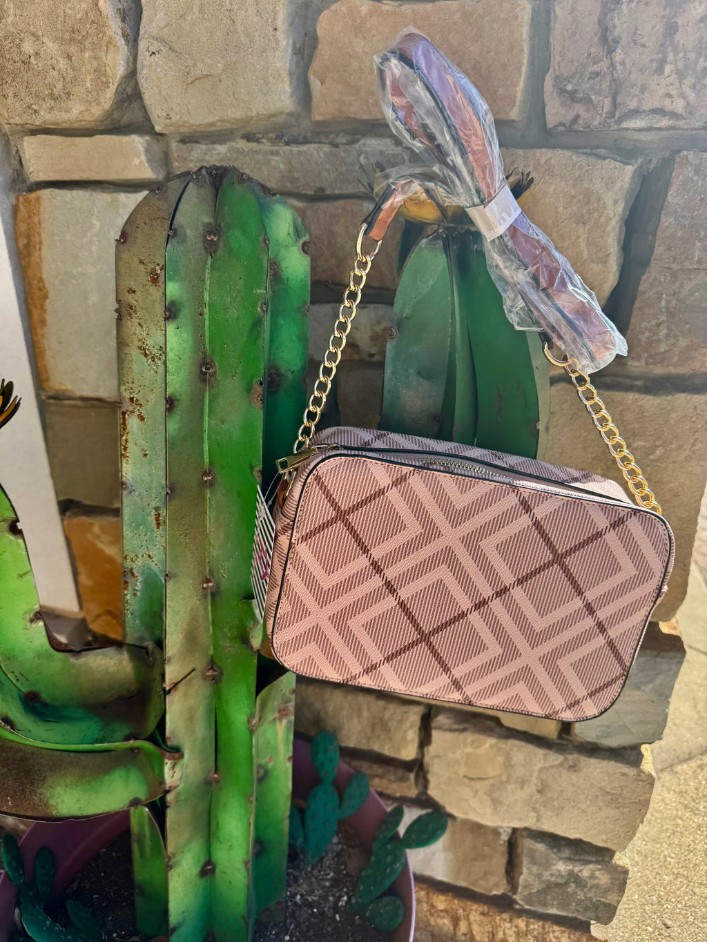 Geo Crossbody – Pink Geometric Chain Bag